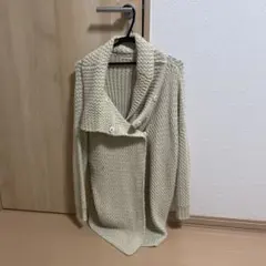 ベージュ ニットカーディガン ボタン付き(studio clip)