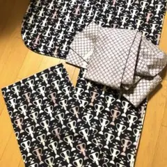 cute❤️アンティーク　正絹　銘仙　小紋　黒地に白とピンクのトロフィー￼模様