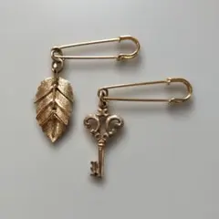 【940】葉と鍵のデザイン ブローチ