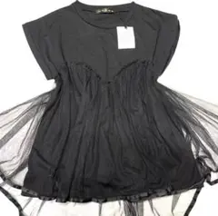 フリル付き黒半袖Tシャツ