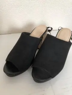 ブラックスエードオープントゥミュールサンダル