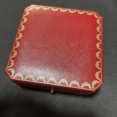 Cartier ギフトボックス 赤　ブレスレット入れ Cartier Entrelacés Jewelry Box – White Lacquer & Red Suede
