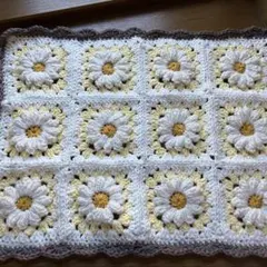 手編み　ぷっくりお花の　マルチカバー