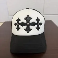 クロス刺繍トラッカーキャップ - メルカリ