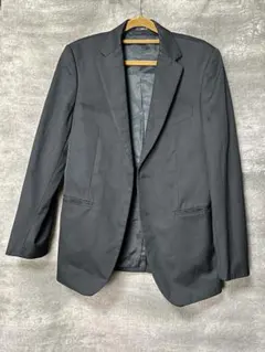 黒のテーラードジャケット