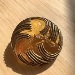 琥珀色のデザインブローチ