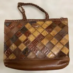 編み込みデザインのブラウンレザートートバッグ限定品