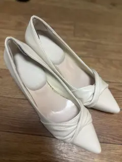 ホワイト ポインテッドトゥ パンプス