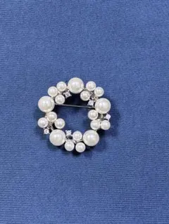 パール調　リースブローチ