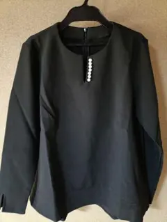 黒のパールボタン付き長袖シャツ