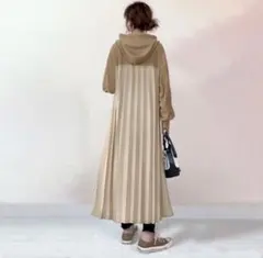 【新品/未使用】ロングワンピース フリーサイズ ベージュ フード付き マタニティ