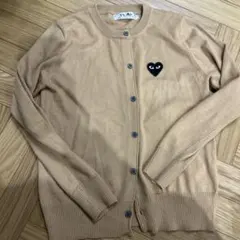 PLAY ベージュ カーディガン ハート刺繍