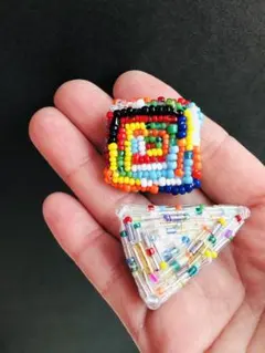 ビーズ刺しゅう　個性的なブローチ　2個セット