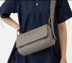 ビアズリー BEARDSLEY レザーボディバッグ　グレージュ