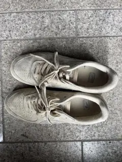 ベージュ スニーカー