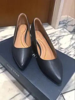 【新品未使用】COLE HAAN ネイビーパンプスのサムネイル