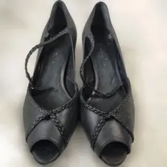 黒いオープントゥハイヒール