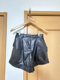 ZARA レザー ショートパンツ 黒