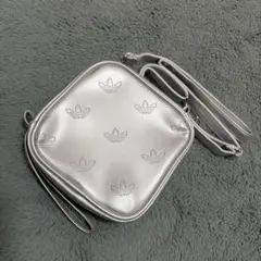 adidas シルバーショルダーバッグ