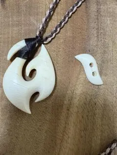 【値下しました】ボーンカービングIWA MAKAU フィッシュフック型ネックレス フィッシュフック ボーン カービング ネックレス〈 台形 釣り針