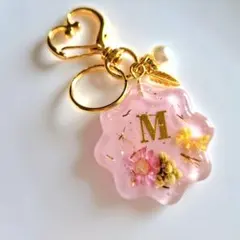 お花形イニシャルキーチャームキーホルダー くすみピンク花 レジン M