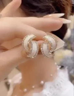 エレガントな波型デザインピアス