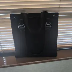 黒のロゴトートバッグ