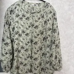 花柄薄緑色長袖シャツ