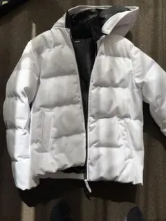 ホワイト パデッドジャケット フード付き