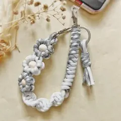 【ハンドメイド】パラコード お花のハンドストラップ｜スマホストラップ　グレー 白