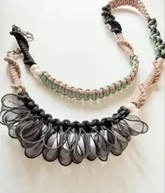 スマホショルダーストラップ フリル くすみグリーン×ベージュ×黒 パラコード