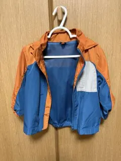 オレンジと青のフード付きジャケット
