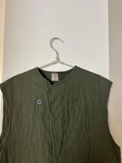 オリーブグリーン ボタン付きベスト