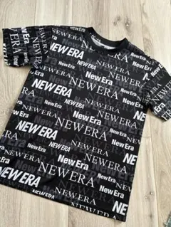美品 NEW ERA 総柄 ロゴ Tシャツ ブラック Sのサムネイル