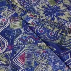 紺色地に幾何学模様、ゴールドの縁取りストール