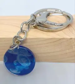 青いクラゲ風 レジンキーホルダー ハンドメイド 海カラー 透明感　シンプル