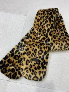 8588. UGG レオパード柄 レザーロゴ ロング マフラー