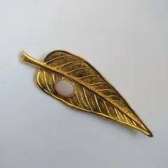 ブローチ　オパール付き　金色のリーフデザイン