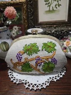 手刺繍 小さながま口ポーチ ハンドメイド - メルカリ