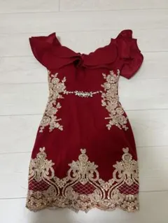 オフショルダー赤ドレス 金色刺繍