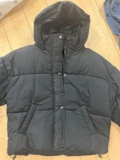 フード付きブラックダウンジャケット
