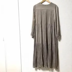 アーバンリサーチ　グレージュ プリーツデザイン 長袖ワンピース　光沢　高級感美品