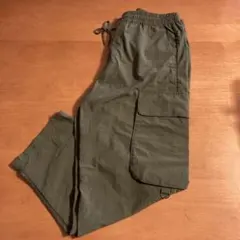 ジーユー　ワイドテーパードカーゴアンクルパンツ