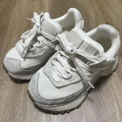 値下げ！【UGGレディース】着用3回！白　ホワイト　スニーカー22.5センチのサムネイル