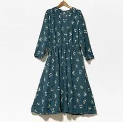 キーネックカラーにクラシカルなきれいめフラワープリントのロングフレアワンピース