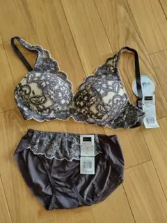 新品タグ付きグンゼTuche ブラジャー 70 Dショーツ セット Mサイズのサムネイル