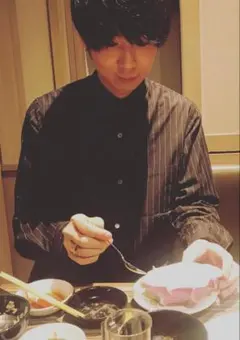 最終値下げ！川谷絵音着用　クリスチャンダダストライプシャツのサムネイル
