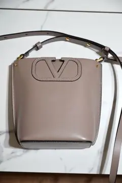 VALENTINO Vロゴ ショルダーバッグ グレージュのサムネイル