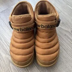 new balance ストラップ付きスノーブーツ