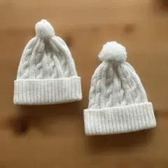 ホワイト ケーブル編み ニット帽 ポンポン付き